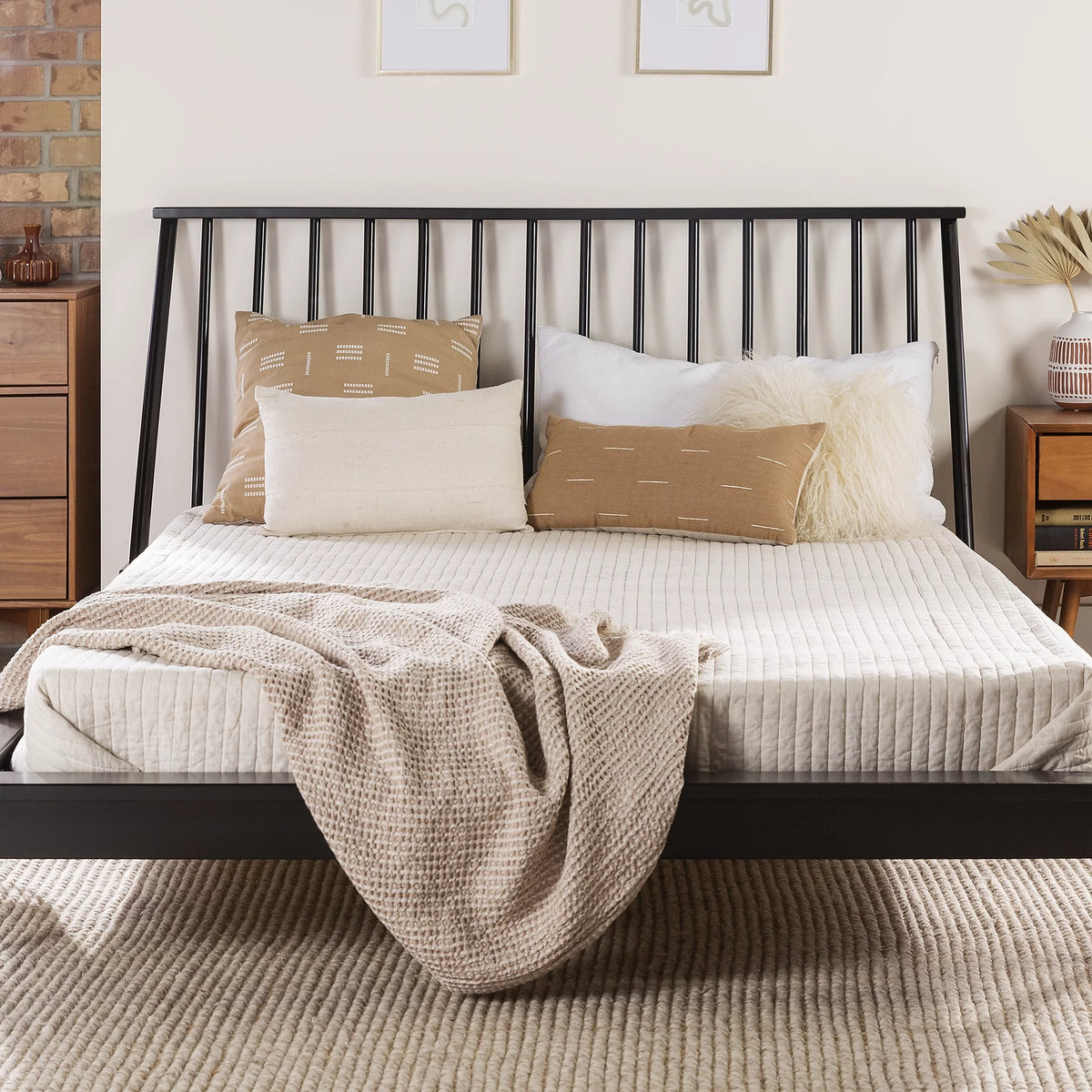 Queen Size Solid Wood Platform Bed L95370